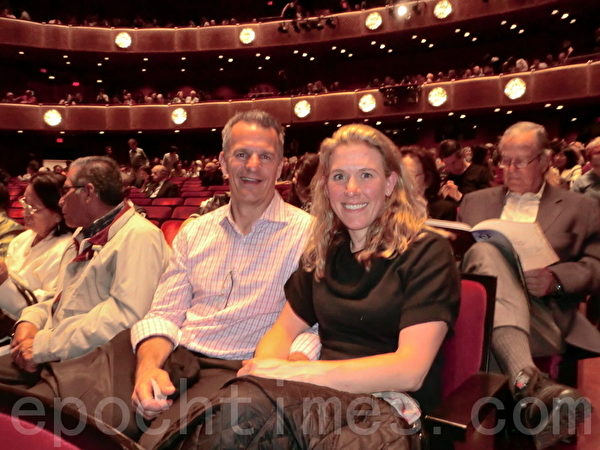 坐在前排的从事金融投资管理业的夫妇太太Courtney和先生Komar。（摄影：李成思/大纪元）