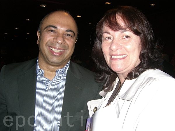 2012年4月19日，银行家Carlos Soto与太太观赏了纽约林肯中心的神韵晚会。（摄影：徐竹思/大纪元）