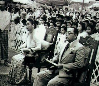 緬甸聯邦第一任聯邦總統，撣邦撣族土司王蘇瑞泰（Sao Shwe Thaik）和王妃Hearn Hkam 1952年在緬甸仰光的檔案照。（網絡圖片）