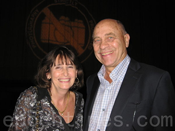电力传输公司的首席财政官Bill Ruloff 和他的太太Laurie 观看了周六下午在大卫‧寇克剧院的神韵演出。（摄影：邱青青/大纪元）