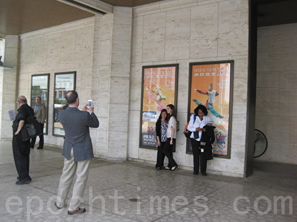 在林肯中心大卫‧寇克剧院神韵海报的前面来留影的人们络绎不绝。（摄影：邱青青/大纪元）