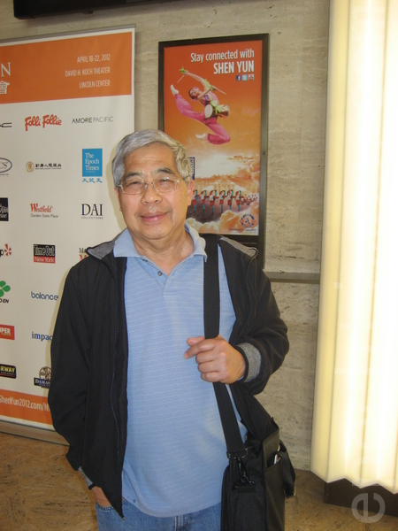 Rungsirn Saryavovoin是一名泰国裔观众，退休前在银行担任助理经理。他已经表示如果明年神韵再来，他还会回来观看。（摄影﹕金海燕/大纪元）