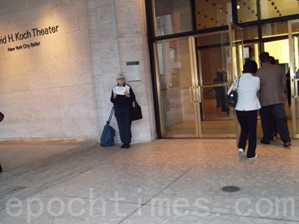 一名观众在林肯中心门口等待有人转让神韵演出票。（摄影：方若初/大纪元）