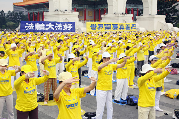台湾法轮大法学会22日在台北自由广场，举办“制止中共迫害法轮功 暨纪念4.25上访十三周年”活动，现场数百名法轮功学员参与活动。(摄影：林伯东/大纪元)