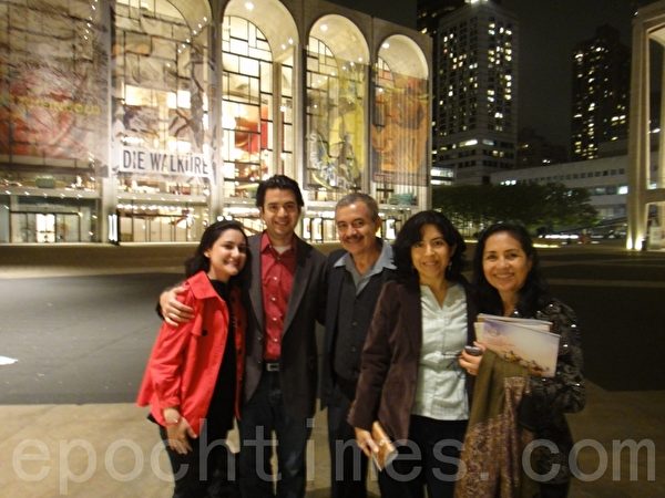 纽约楼房维护公司主管William Buerta先生（中）与他的太太带着三个儿女观赏神韵之后在林肯中心（Lincoln Center）合影。（摄影：王贯明/大纪元）