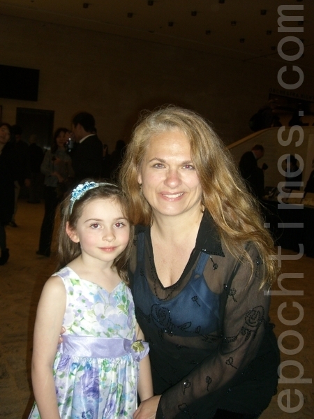 2012年4月22日，裝飾藝術家、Me & Hue裝飾店的老闆Heidi Ehman帶女兒觀看了紐約神韻晚會加場。（攝影：徐竹思/大紀元）