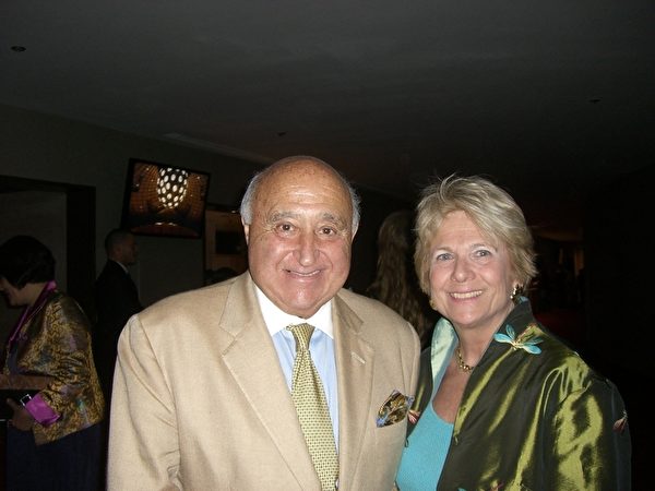 2012年4月22日，Hudson Valley 銀行資深副總裁Ronald Sylvestri與妻子、醫療服務公司Medicine Home Management的老闆Donna一起觀看了紐約神韻晚會加場。（攝影：徐竹思/大紀元） 
