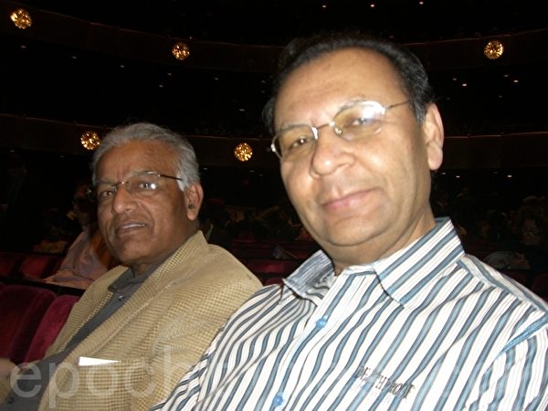 2012年4月22日，印度裔社区领袖沃若（Arivind Vora）先生（左）与药店主Bakul Matalia（右）一起观看了纽约神韵晚会加场。（摄影：徐竹思/大纪元） 