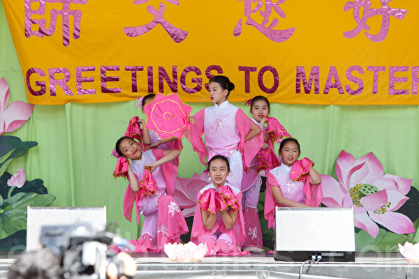 多倫多慶祝法輪大法日文藝演出——《手絹舞》（攝影：艾文/大紀元）
