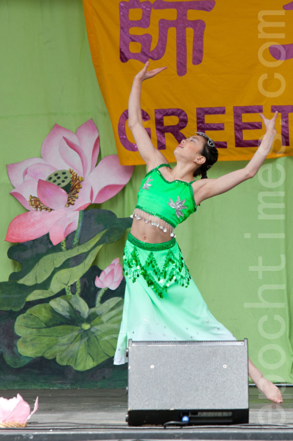 多倫多慶祝法輪大法日文藝演出——《傣族舞》（攝影：艾文/大紀元）