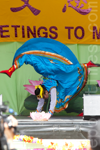 多倫多慶祝法輪大法日文藝演出——《蒙古
舞》（攝影：艾文/大紀元）