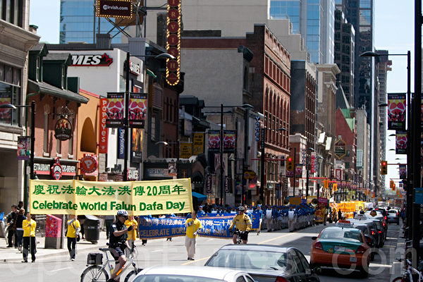 多伦多庆祝法轮大法日大游行，游行队伍经过商业区。（摄影：艾文/大纪元）