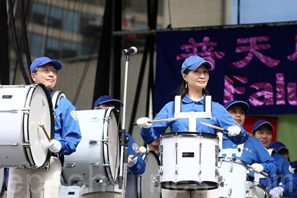 多倫多慶祝法輪大法日文藝演出——天國樂團在演奏（攝影：孫泰利/大紀元）