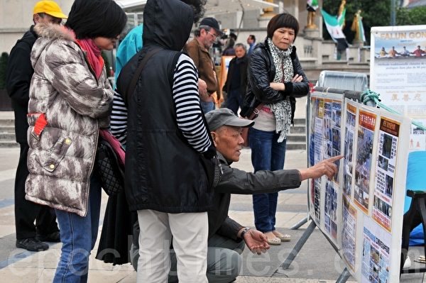 大陆游客正在阅读中文真相展板（摄影：本杰明/大纪元）