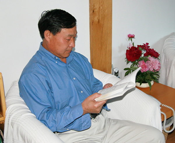 2012年5月5日，鐘桂春在紐約講述自己從1990年就開始跟隨法輪功創始人李洪志先生學功、治病的經歷。（大紀元資料圖片）