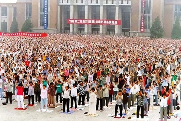 法輪功是由李洪志先生於1992年5月13日從中國吉林長春公開傳出，以「人傳人、心傳心」的形式在全中國迅速傳播開來。因其祛病健身功效和提高道德水平的神奇力量，法輪功獲得當時很多中國政府與民間組織的褒獎與媒體宣傳。到1998年底，學煉法輪功的大陸群眾已達到一億人。