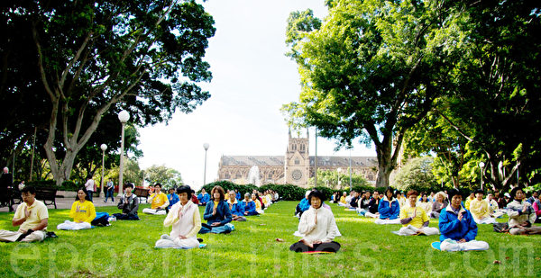 5月12日晨，悉尼的法轮功学员来到著名的海德公园，一起进行集体炼功活动。图为法轮功学员在发正念。（摄影：袁丽/大纪元）
