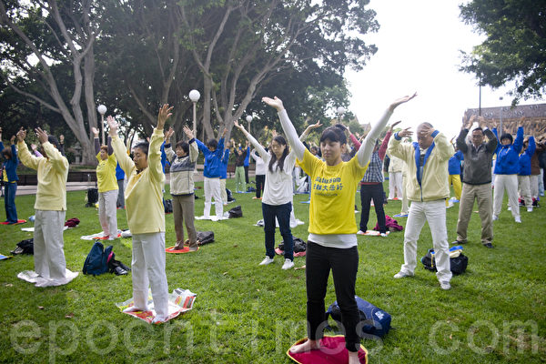 
5月12日晨，悉尼的法轮功学员来到著名的海德公园，一起进行集体炼功活动。（摄影：伊罗逊/大纪元）