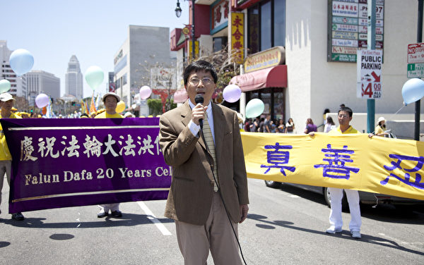 2012年5月27日，法轮功学员在洛杉矶中国城举行盛大的“庆祝法轮大法洪传20周年暨声援1亿1千6百万三退”集会游行活动。法轮功学员代表、UCLA教授吴英年。（摄影：季媛/大纪元）