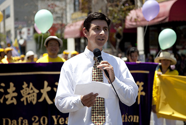 2012年5月27日，法轮功学员在洛杉矶中国城举行盛大的“庆祝法轮大法洪传20周年暨声援1亿1千6百万三退”集会游行活动。西人法轮功学员阿尔伯特‧罗曼。（摄影：季媛/大纪元）