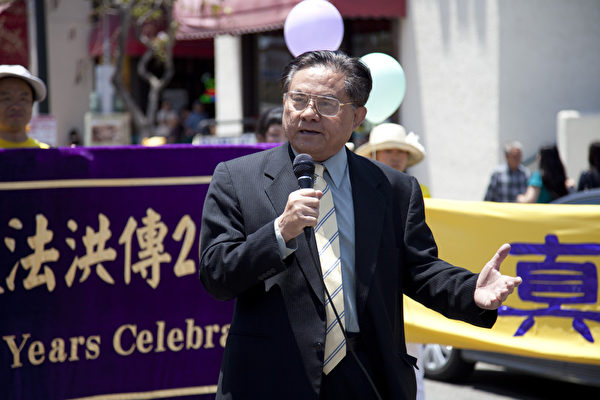 2012年5月27日，法轮功学员在洛杉矶中国城举行盛大的“庆祝法轮大法洪传20周年暨声援1亿1千6百万三退”集会游行活动。著名政论家伍凡发言。（摄影：季媛/大纪元）