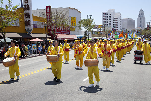 2012年5月27日，法轮功学员在洛杉矶中国城举行盛大的“庆祝法轮大法洪传20周年暨声援1亿1千6百万三退”集会游行活动。图为腰鼓队。（摄影：季媛/大纪元）