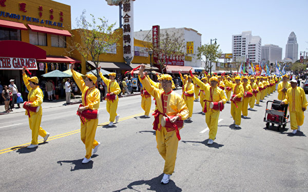 2012年5月27日，法轮功学员在洛杉矶中国城举行盛大的“庆祝法轮大法洪传20周年暨声援1亿1千6百万三退”集会游行活动。图为腰鼓队。（摄影：季媛/大纪元）