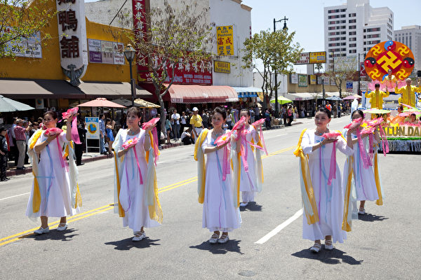 2012年5月27日，法轮功学员在洛杉矶中国城举行盛大的“庆祝法轮大法洪传20周年暨声援1亿1千6百万三退”集会游行活动。图为舞蹈队。（摄影：季媛/大纪元）