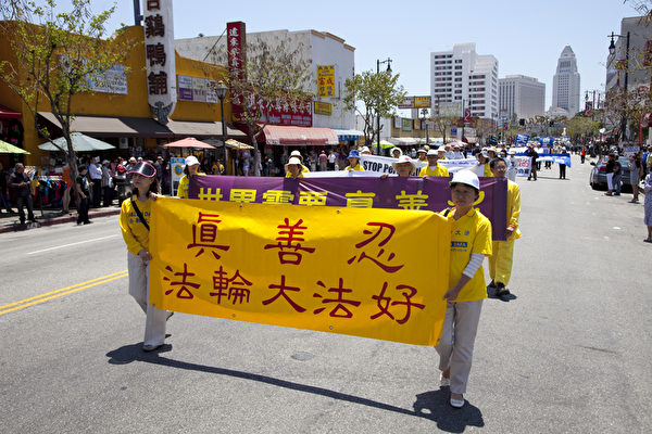 2012年5月27日，法轮功学员在洛杉矶中国城举行盛大的“庆祝法轮大法洪传20周年暨声援1亿1千6百万三退”集会游行活动。（摄影：季媛/大纪元）