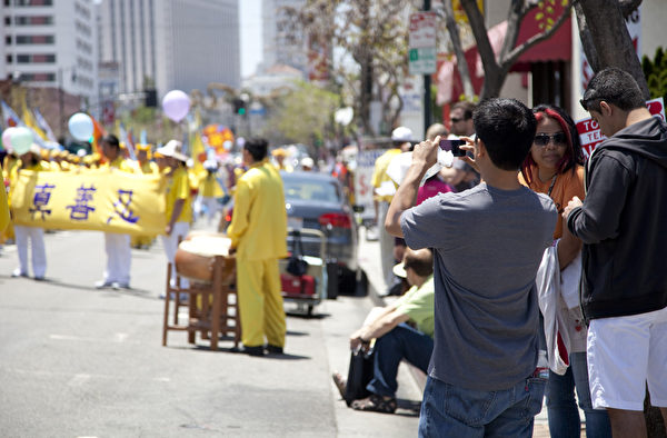 2012年5月27日，法轮功学员在洛杉矶中国城举行盛大的“庆祝法轮大法洪传20周年暨声援1亿1千6百万三退”集会游行活动。路人驻足聆听集会发言。（摄影：季媛/大纪元）
