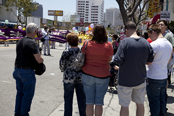 2012年5月27日，法轮功学员在洛杉矶中国城举行盛大的“庆祝法轮大法洪传20周年暨声援1亿1千6百万三退”集会游行活动。路人驻足聆听集会发言。（摄影：季媛/大纪元）
