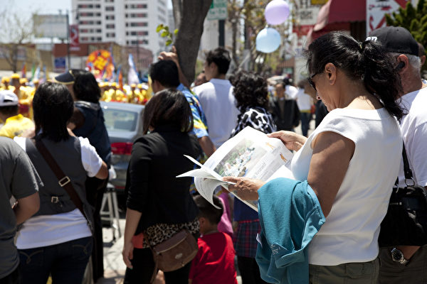2012年5月27日，法轮功学员在洛杉矶中国城举行盛大的“庆祝法轮大法洪传20周年暨声援1亿1千6百万三退”集会游行活动。路人阅读法轮功真相资料。（摄影：季媛/大纪元）
