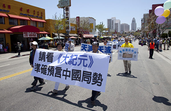 2012年5月27日，法轮功学员在洛杉矶中国城举行盛大的“庆祝法轮大法洪传20周年暨声援1亿1千6百万三退”集会游行活动。（摄影：季媛/大纪元）
