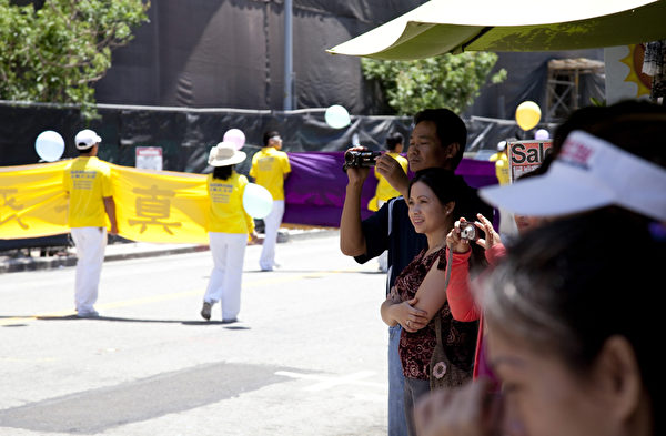 2012年5月27日，法轮功学员在洛杉矶中国城举行盛大的“庆祝法轮大法洪传20周年暨声援1亿1千6百万三退”集会游行活动。路人观看游行。（摄影：季媛/大纪元）
