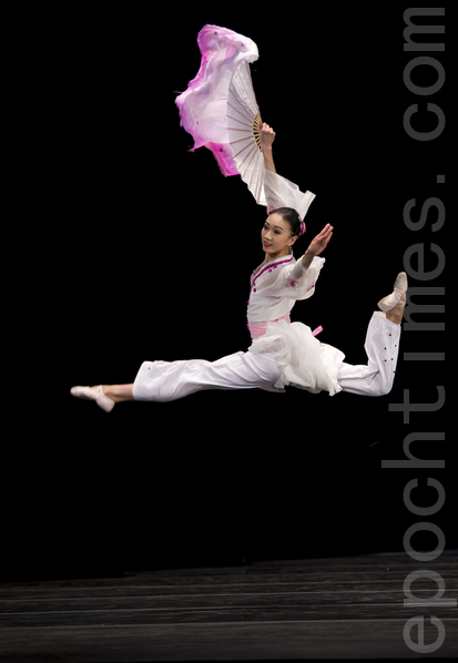 第四屆「全世界中國舞舞蹈大賽」複賽－青年女子組。（攝影：戴兵/大紀元） 