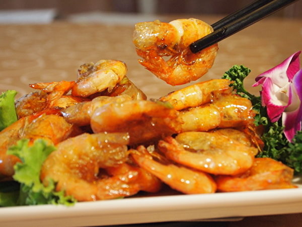 黄呈郎料理“油爆虾”（摄影：吴涔溪 / 大纪元）