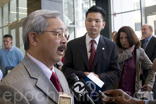 舊金山市長李孟賢在參加6月20日SFPUC綠色大樓遊活動時，接受記者採訪。（攝影：周鳳臨/大紀元）