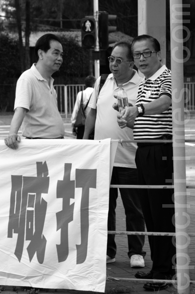 连日冲击红磡法轮功真相点的头目、“香港青年关爱协会”副主席林国安（中）2012年6月21日也现身落马洲。（摄影：潘在殊／大纪元）
