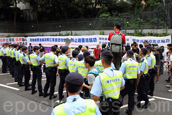 大批警員將法輪功學員及其他示威人士包圍。（攝影：潘在殊／大紀元）