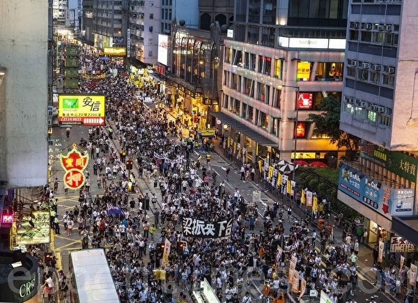 “七‧一”大游行，40万人上街要求梁振英下台，矛头直指共产政权。（摄影：余钢／大纪元）