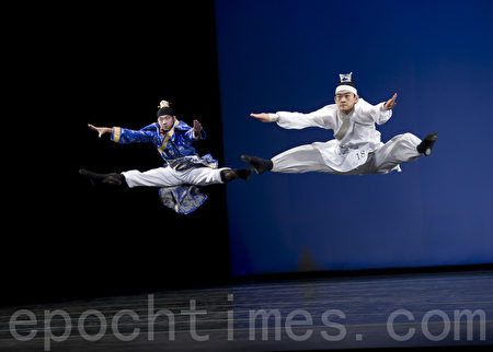 李宝园（右）参加2010年第四届“全世界中国舞舞蹈大赛”，与同学李详谞合作跳双人舞《七步成诗》，分别获得银、铜奖，成为第四届舞蹈大赛中的一个亮点。（摄影：戴兵/大纪元）