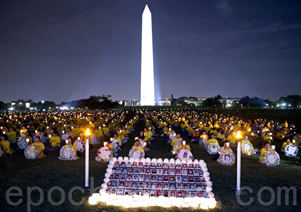 2010年美国首府华盛顿法轮功大型烛光夜悼（摄影：戴兵/大纪元） 
