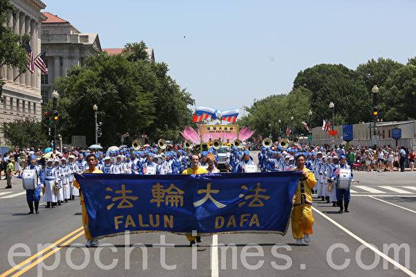 2012年7月4日，法轮功天国乐团在美国首府华盛顿DC参加美国国庆游行。（摄影：李莎/大纪元） 