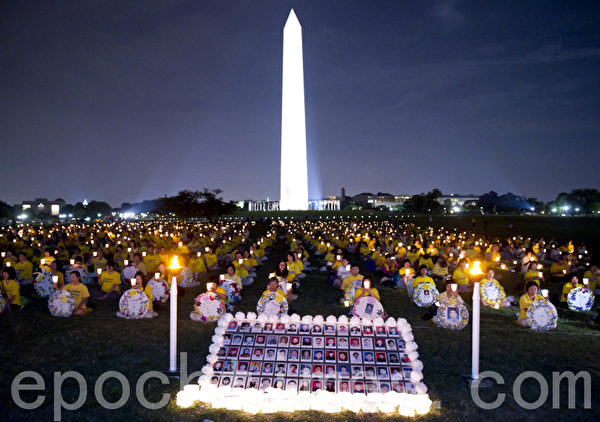 2010年美國首府華盛頓法輪功大型燭光夜悼（攝影：戴兵/大紀元） 