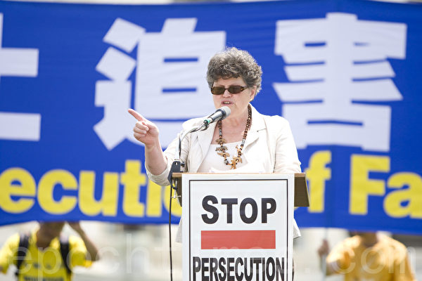 2012年7月12日，美國首都華盛頓DC美國國會前，法輪功學員舉行集會，呼籲解體中共、停止迫害法輪功、聲援1.2億中國民眾「三退」。Faith McDonnell在發言。（攝影：馬有志/大紀元） 