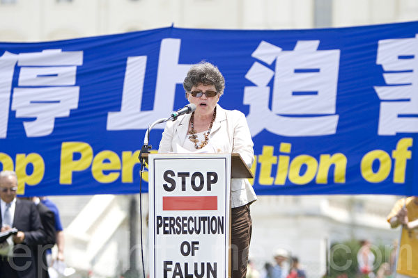 2012年7月12日，美國首都華盛頓美國國會前，法輪功學員舉行集會，呼籲解體中共、停止迫害法輪功、聲援1.2億三退。Faith McDonnell在發言。（攝影：馬有志／大紀元） 