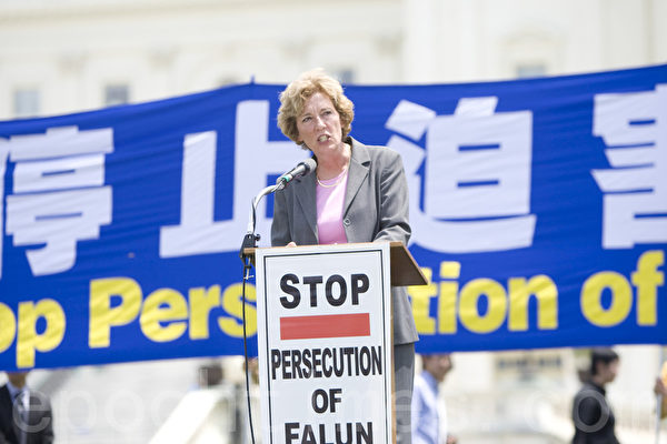 2012年7月12日，美國首都華盛頓DC美國國會前，法輪功學員舉行集會，呼籲解體中共、停止迫害法輪功、聲援1.2億中國民眾「三退」。Suzanne Scholte在發言。（攝影：馬有志/大紀元） 