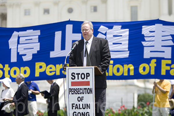 2012年7月12日，美國首都華盛頓DC美國國會前，法輪功學員舉行集會，呼籲解體中共、停止迫害法輪功、聲援1.2億中國民眾「三退」。Dan Fefferman在發言。（攝影：馬有志/大紀元） 