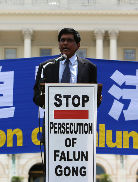 大赦國際美國分部國際宣導主任提‧庫瑪博士（Dr. T. Kumar）在「停止迫害法輪功 聲援九評退黨」國會前大集會上講話。(攝影：李莎/大紀元）

