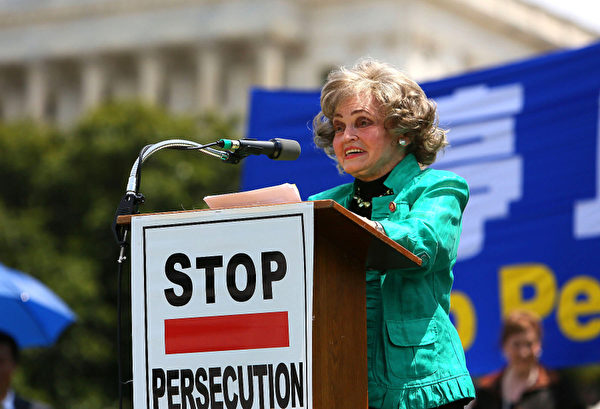 蘭托斯人權基金會代表蘭托斯夫人（Mrs.Lantos)在「停止迫害法輪功 聲援九評退黨」國會前大集會上講話。(攝影：李莎/大紀元）